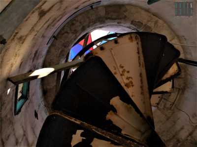 Alla cupola colorata della torre si accede tramite una scala a chiocciola in ferro, ormai arrugginita e pericolante, ragion per cui evitiamo di salire fin su...